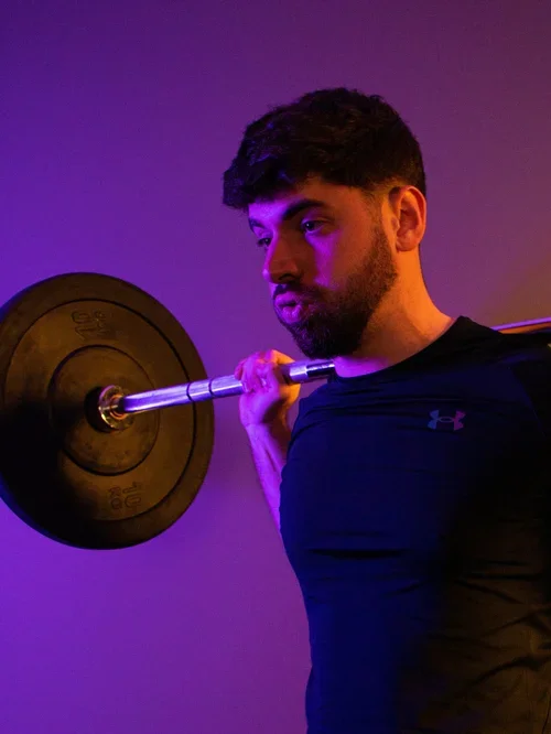 Álex Saiz dirigiendo una sesión de entrenamiento de fuerza en Barcelona Barbell Club