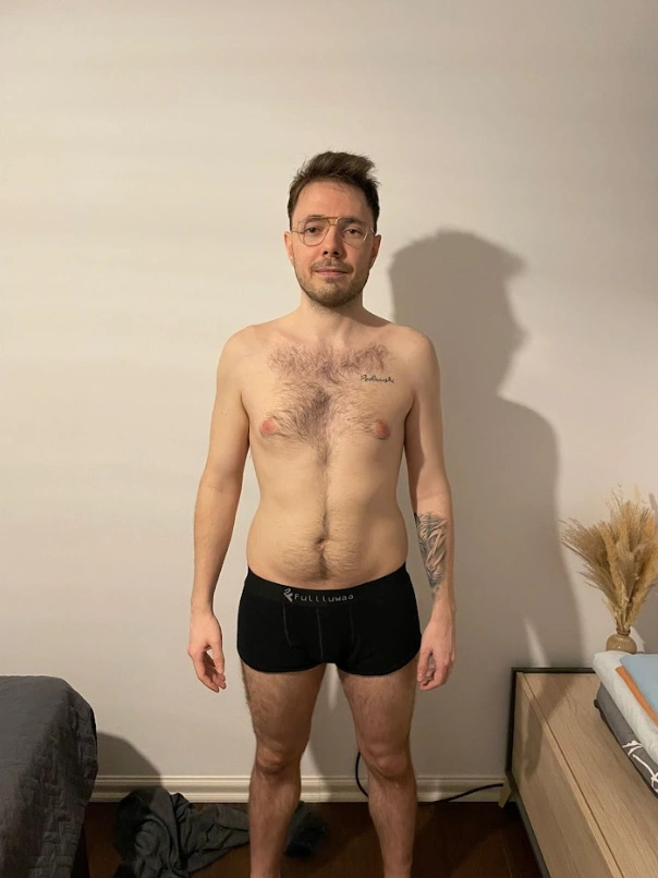 Reven antes de empezar su transformación física, con 75 kg