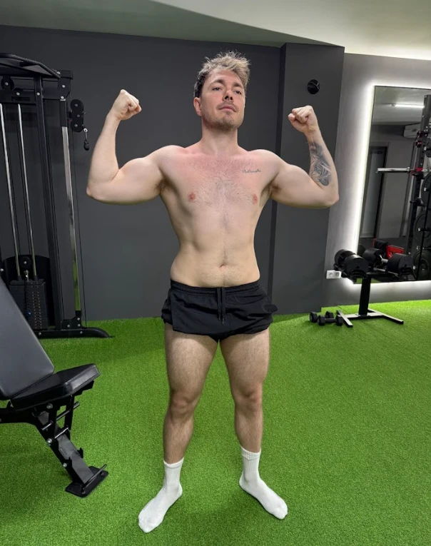 Reven (Antonio Pino) tras su cambio físico con entrenamiento de fuerza