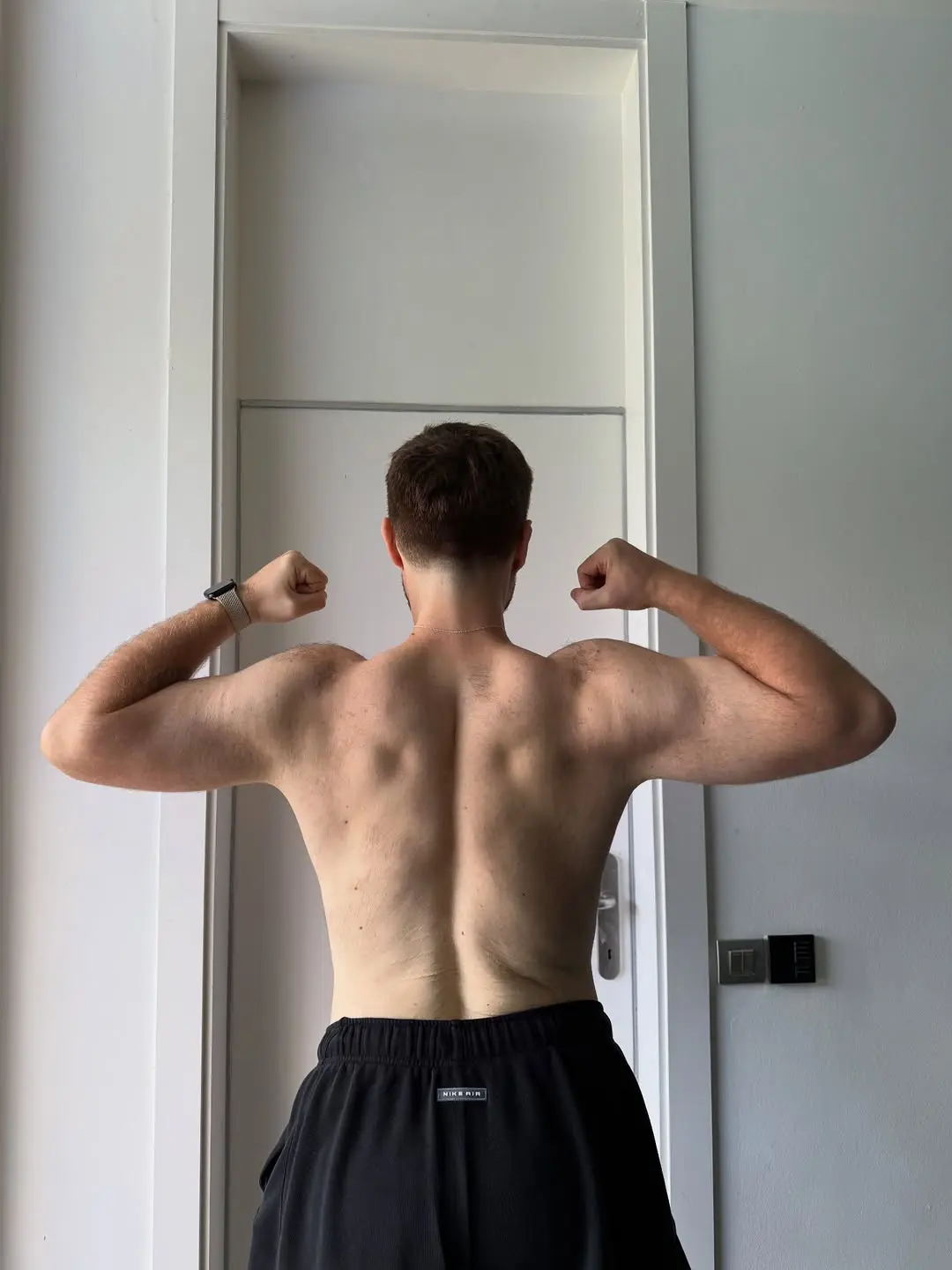 Ibai Llanos de espalda, desarrollo muscular tras el entrenamiento de fuerza