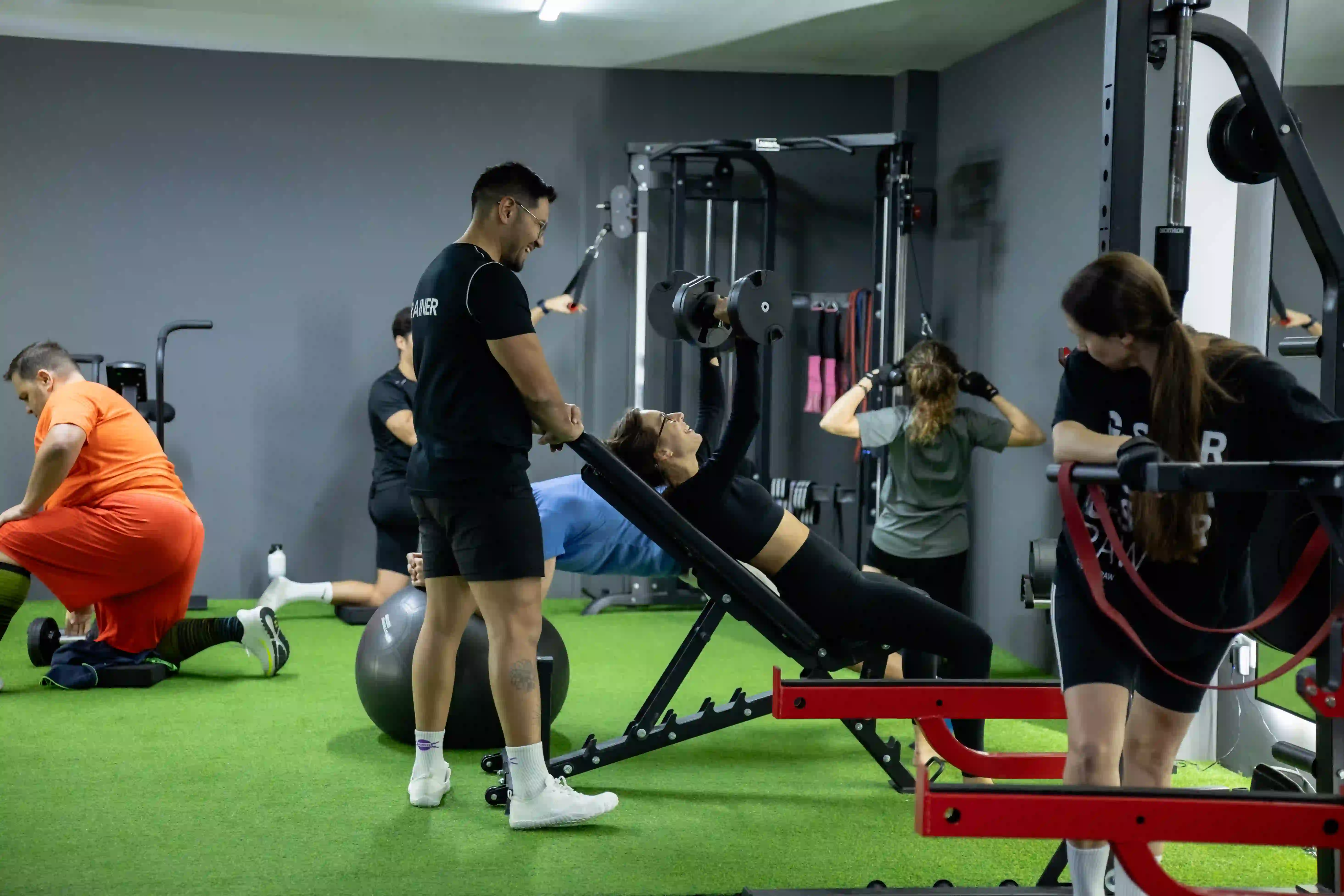 Sala de fuerza · zona de racks y plataformas en Barcelona Barbell Club