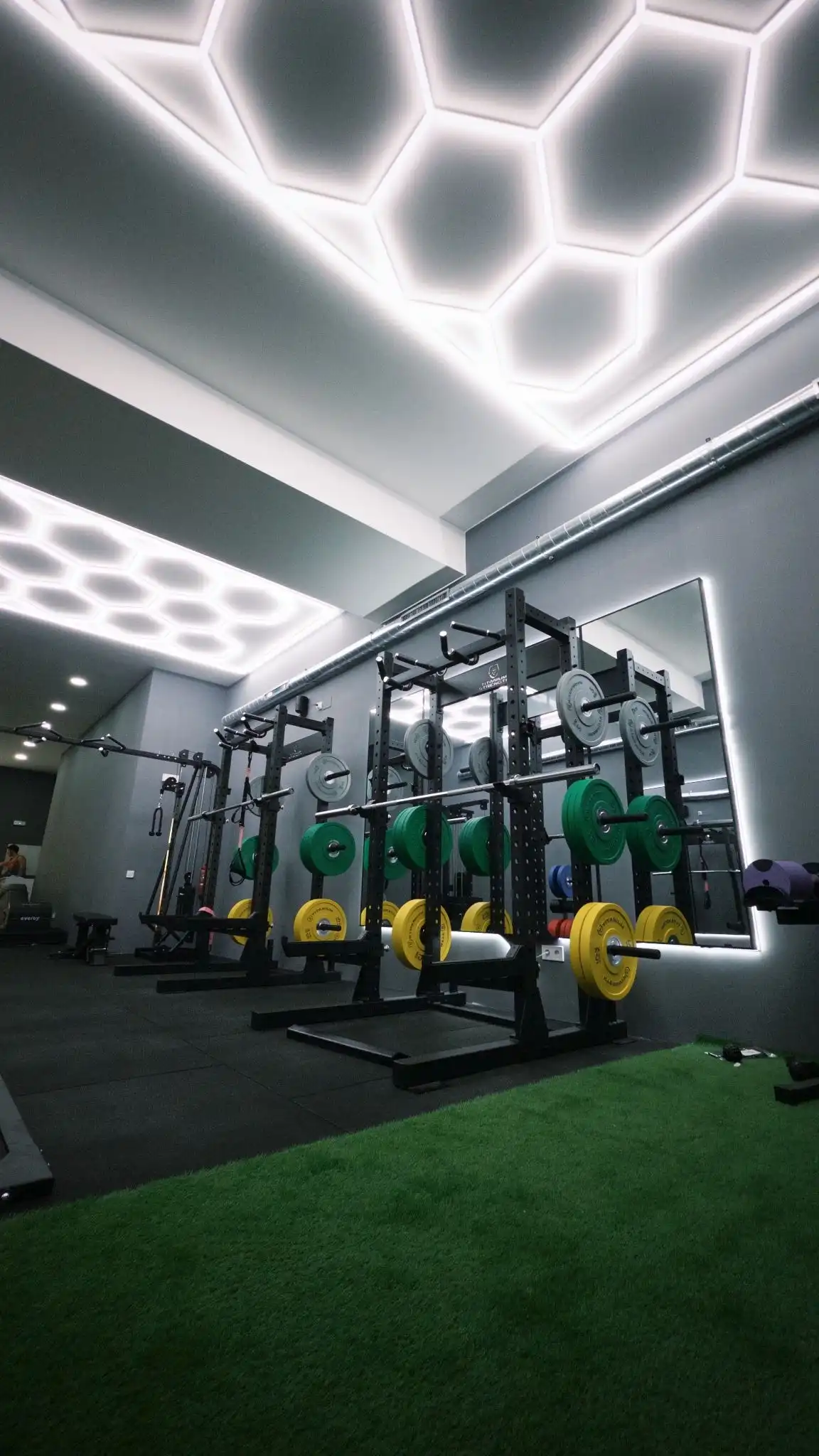 Sala de Barcelona Barbell Club: racks, discos calibrados y espacio libre para entrenar sin esperas