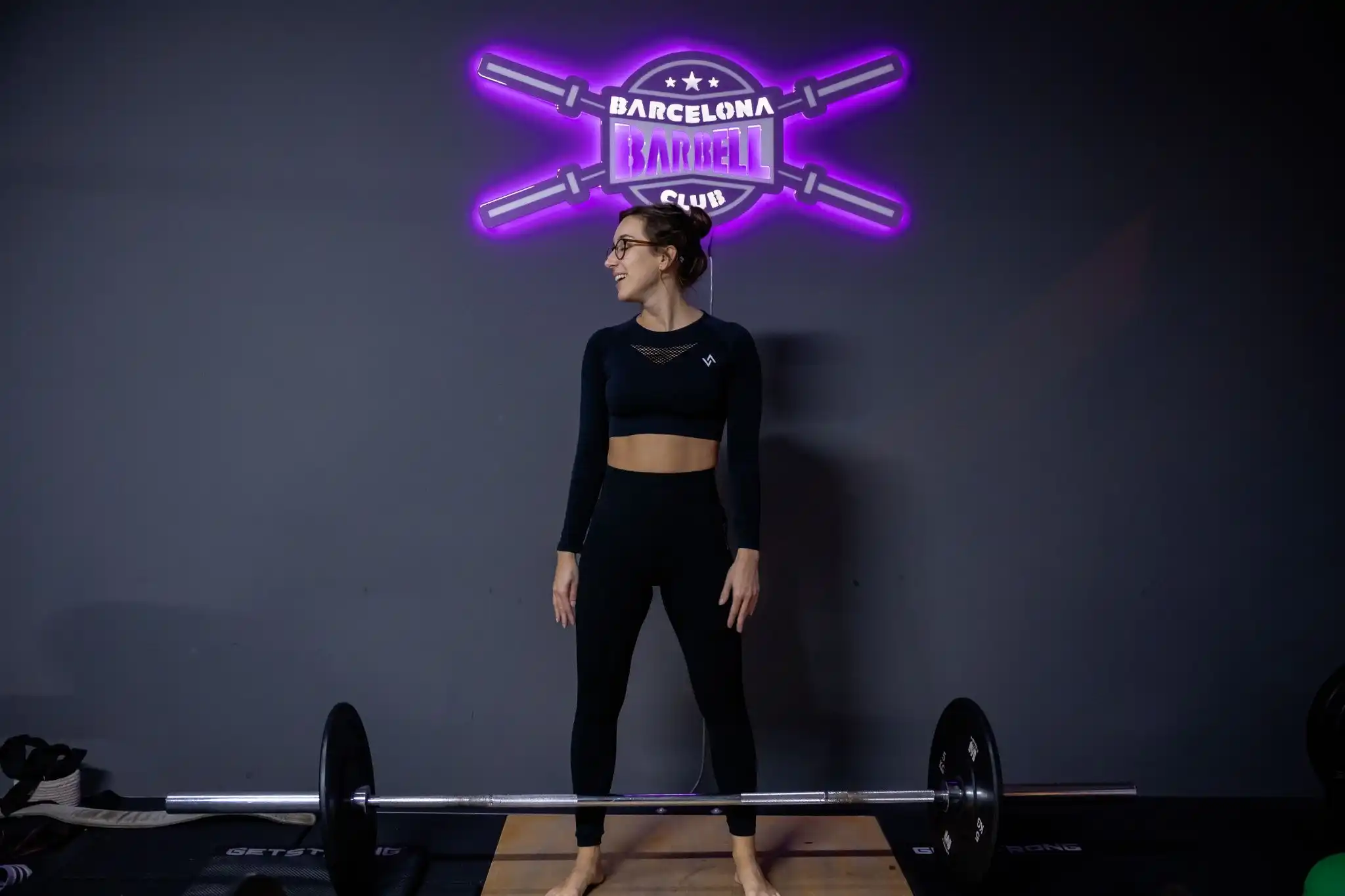 Clienta entrenando con supervisión de coach en Barcelona Barbell Club