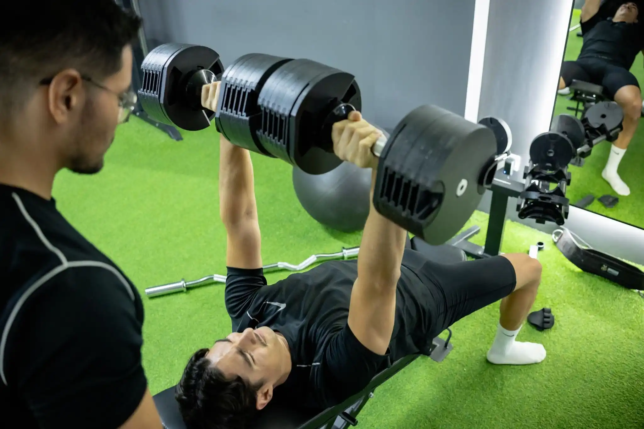 Cliente entrenando fuerza con barra en Barcelona Barbell Club