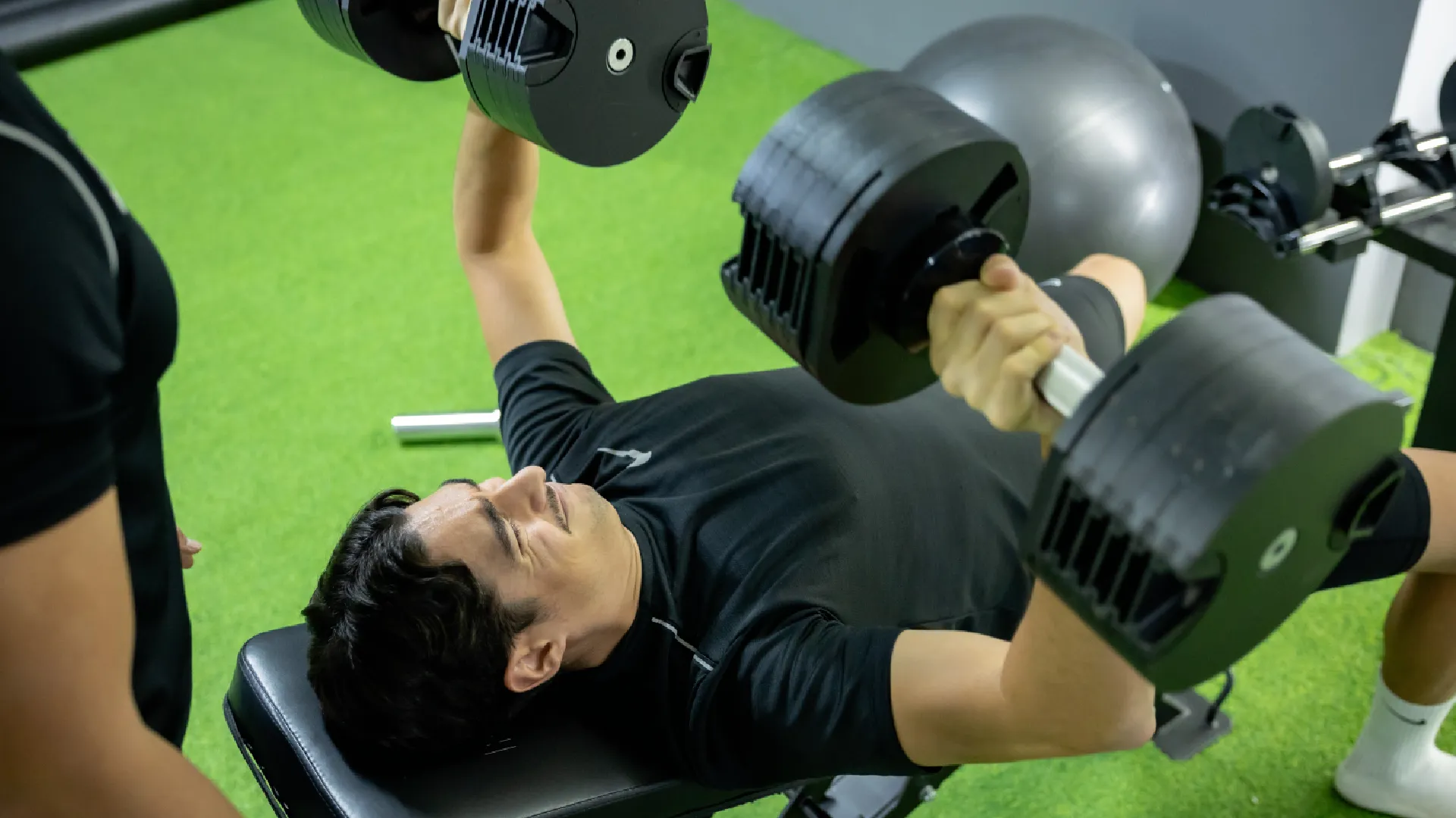 Hombre entrenando fuerza con sentadilla en Barcelona Barbell Club