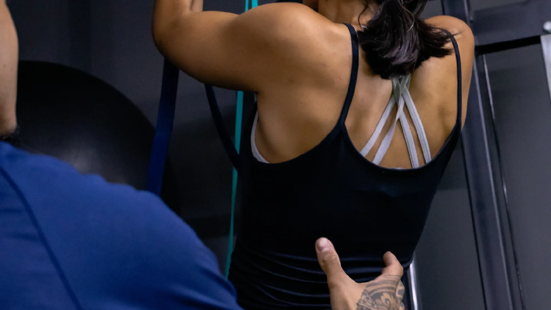 Mujer en sesión de entrenamiento funcional en Barcelona Barbell Club