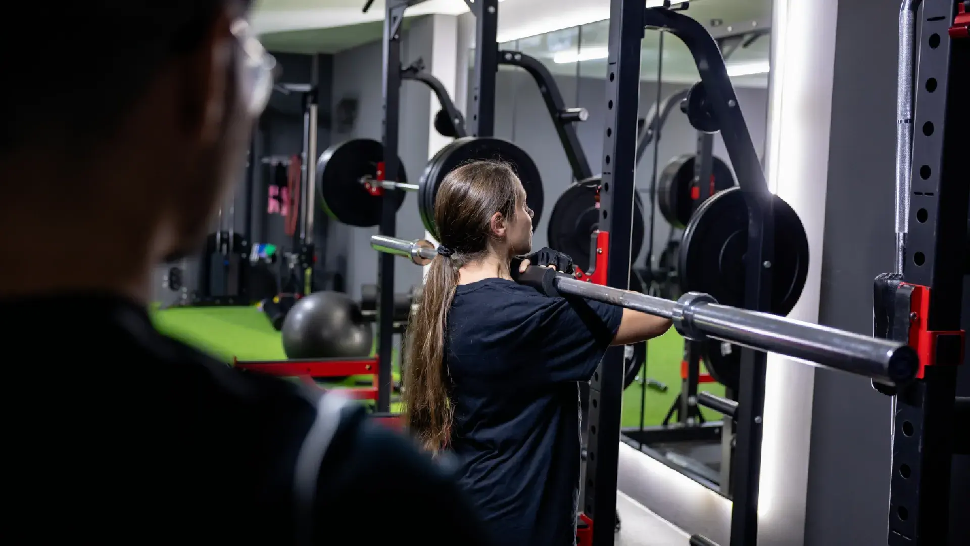Mujer en sesión de entrenamiento individual 1:1 en Barcelona Barbell Club