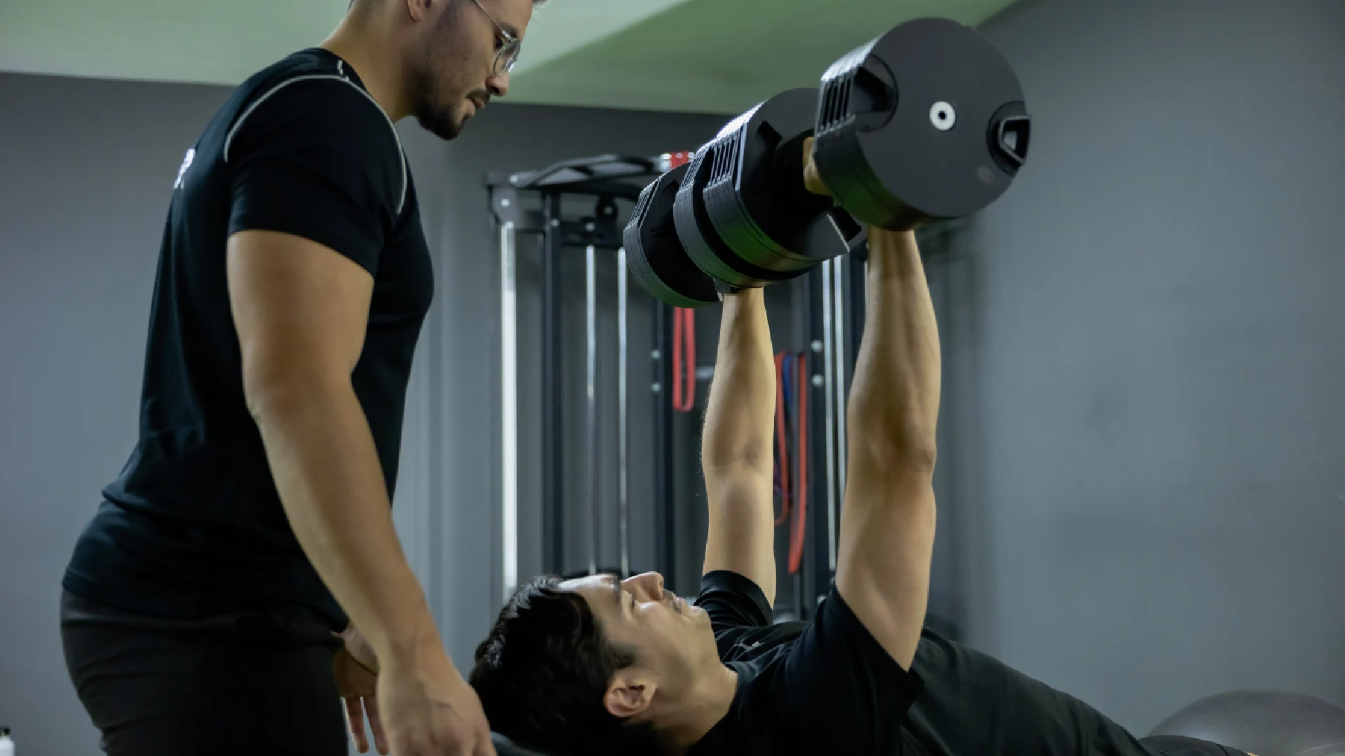 Hombre en sesión de entrenamiento individual 1:1 en Barcelona Barbell Club